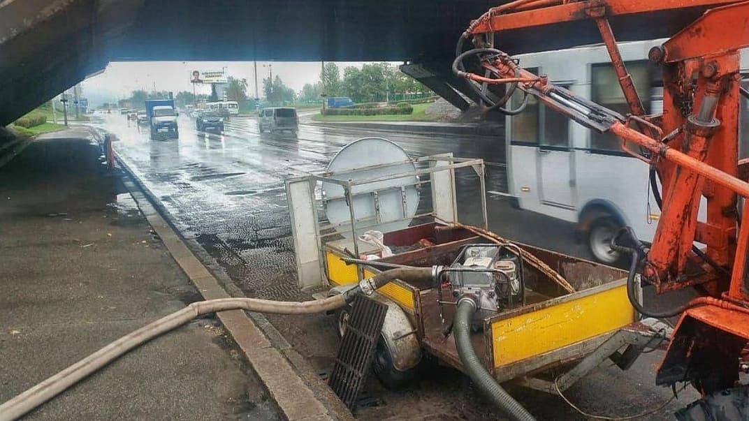 Рятувальники ліквідовують підтоплення у Києві після зливи, 17 жовтня 2020 року