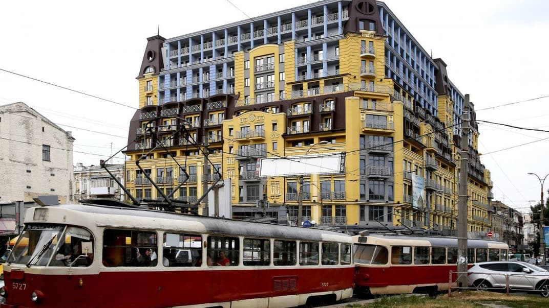 «Дом-монстр» на углу улиц Нижний Вал и Константиновской на Подоле в Киеве, 9 июля 2015 года