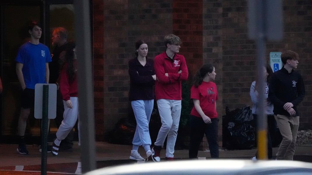 Учні, що вціліли після стрілянини в їхній школі в Медісоні Учні, що вціліли після стрілянини в їхній школі в Медісоні