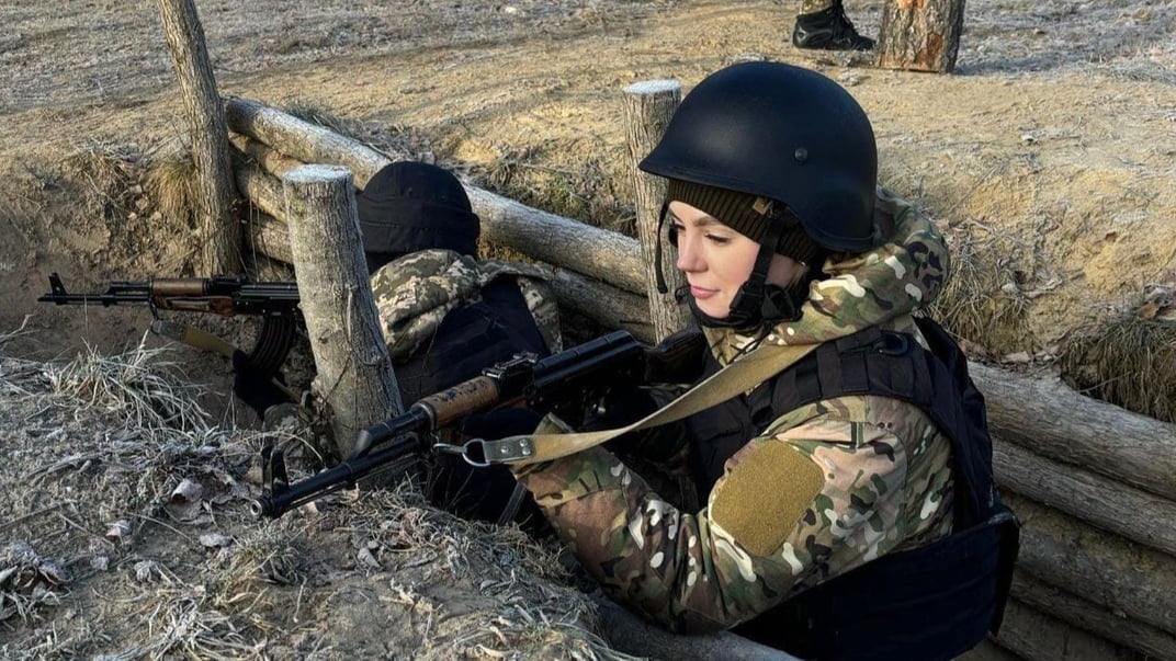 Ілюстративне фото. Курсантка Львівського державного університету внутрішніх справ проходить вишкіл на полігоні у лютому 2025 року