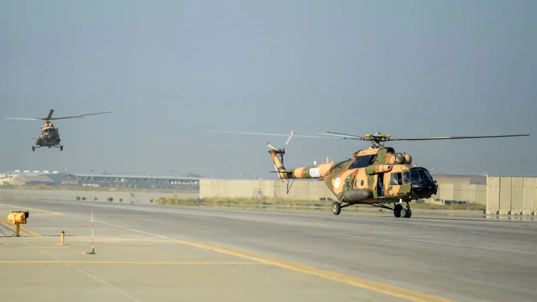 Ілюстративне фото. Афганські гелікоптери пролітають над авіабазою Баграм у Афганістані, 2024 рік