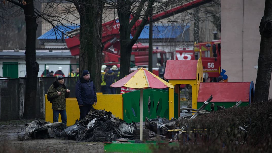 Уламки гелікоптера на дитячому майданчику в Броварах, 18 січня 2023 року