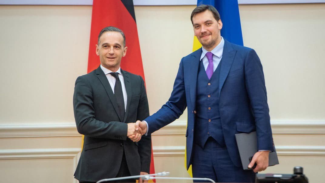 Премьер-министр Украины Алексей Гончарук (справа) и министр иностранных дел Германии Гайко Маас во время встречи в Киеве, 19 ноября 2019 года