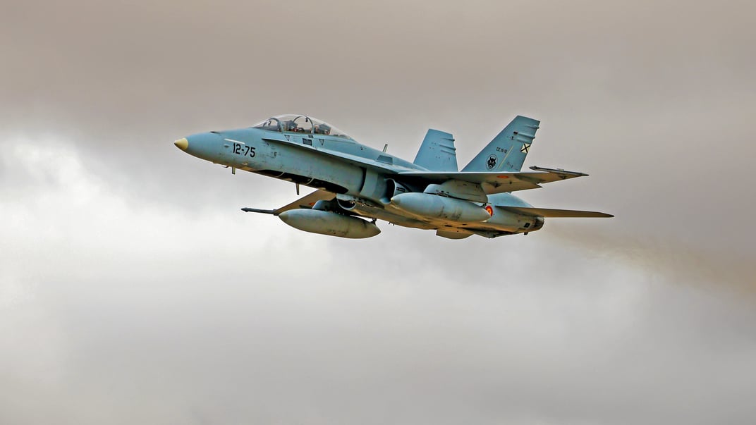 Ілюстративне фото. Винищувач F-18 ВПС Іспанії пролітає над військовою базою у Мадриді