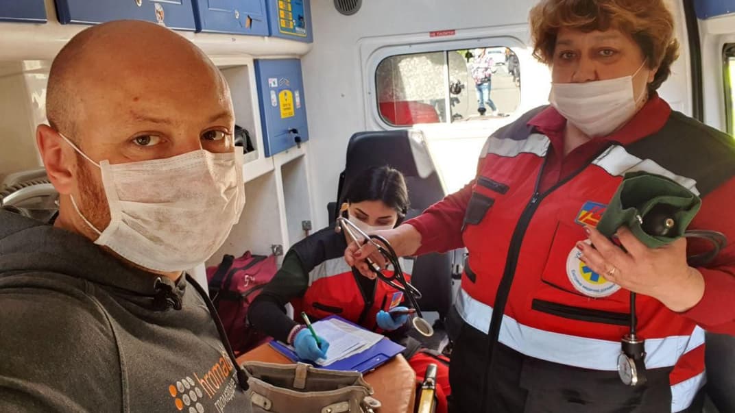 Журналиста hromadske Богдана Кутепова, которого избили полицейские осматривают врачи, 29 апреля 2020