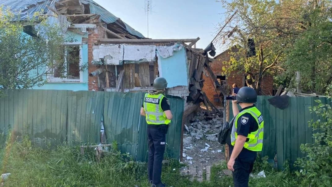 Поліцейські фіксують руйнування внаслідок російського обстрілу села Коробочкине на Харківщині, 11 червня 2022 року