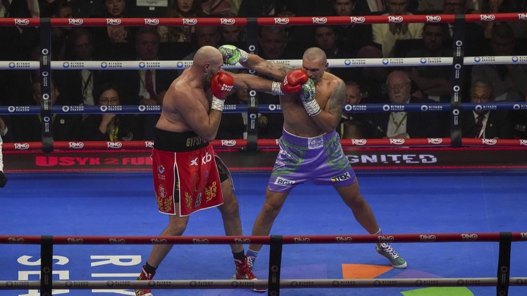 Олександр Усик та Тайсон Ф’юрі змагаються за титул чемпіона світу за версіями WBA, WBO і WBC в Ер-Ріяді, Саудівська Аравія, 21 грудня 2024 року