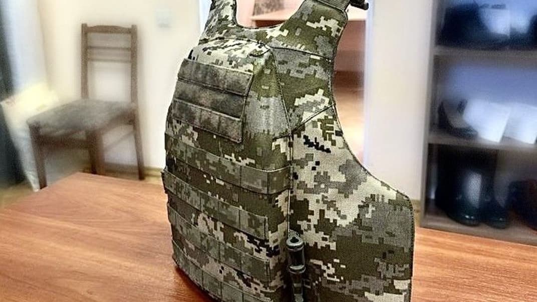 На бічних сторонах бронежилета додали демпферні вставки — елементи, яких немає у «чоловічих» моделях «броні»