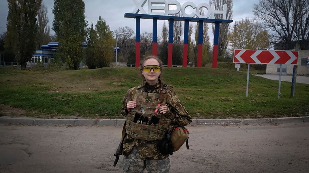 Украинская военнослужащая фотографируется на фоне знака «Херсон», 11 ноября 2022 года
