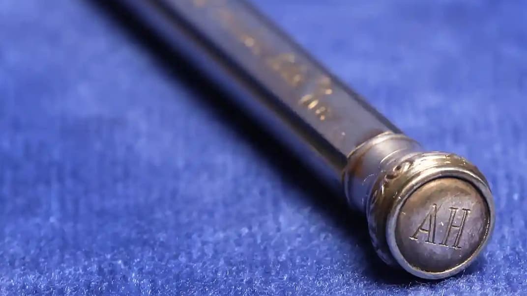 Вважається, що це був подарунок Адольфу Гітлеру від його партнерки Єви Браун на його 52-й день народження 