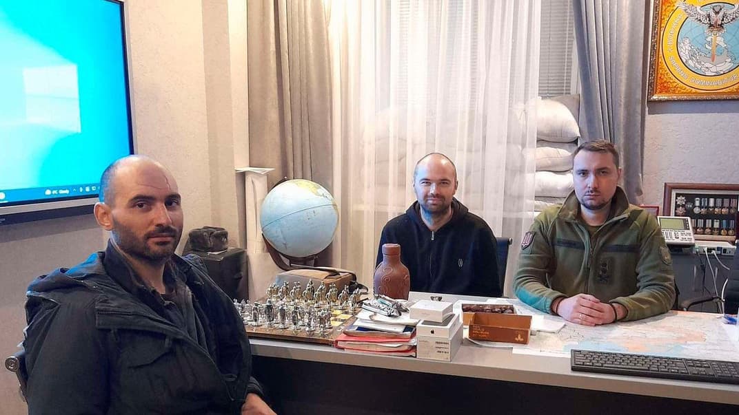 Українські пілоти (позаду) Іван Пепеляшко та Олексій Чиж