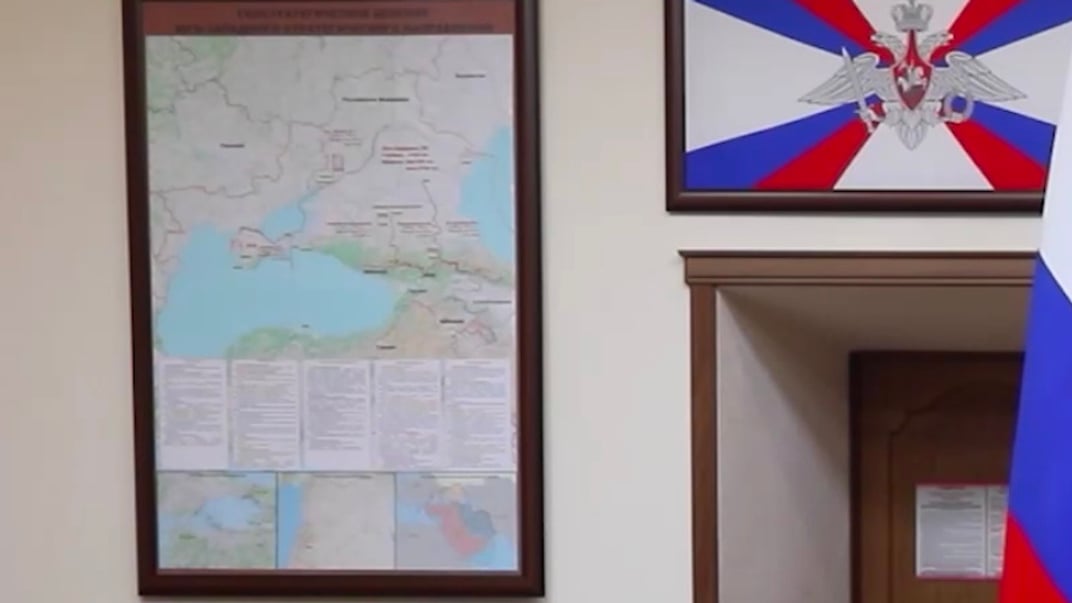 Мапа України, на якій Одеська та Миколаївська області окуповані, висить за спиною російського військового керівництва