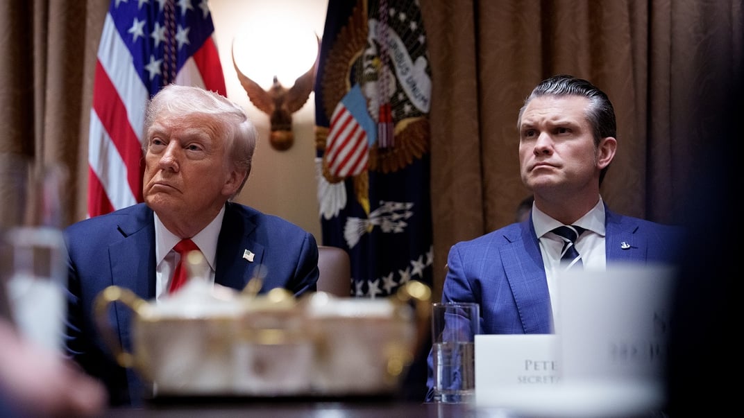 Президент Дональд Трамп і міністр оборони Піт Гегсет під час засідання кабінету міністрів у Білому домі 26 лютого 2025 року