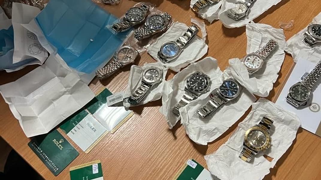 Украинец нес из Польши 15 часов Rolex и украшения с бриллиантами. Его разоблачили таможенники