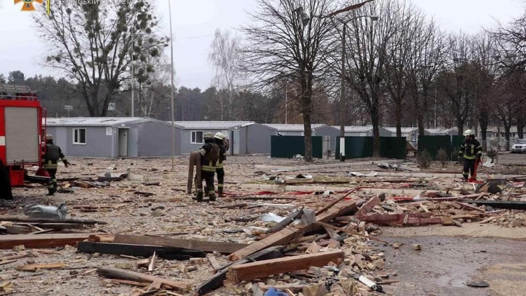 Рятувальники гасили пожежі у шести пунктах Київщини, які зазнали авіаобстрілів
