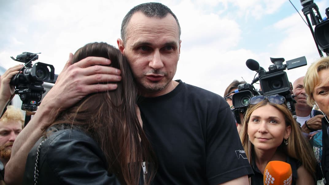 Режисер Олег Сенцов з донькою Аліною, звільнний з російського полону в в аеропорту «Бориспіль», Київ, 7 вересня 2019 року