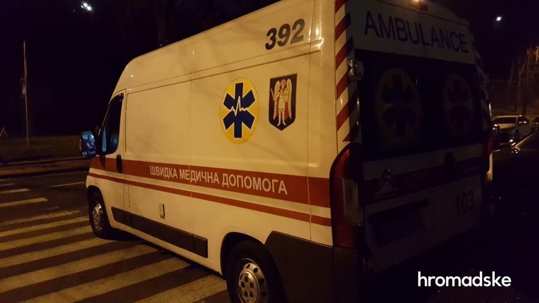 Карета скорой помощи у центра «Парковый», Киев, 27 марта 2020 год