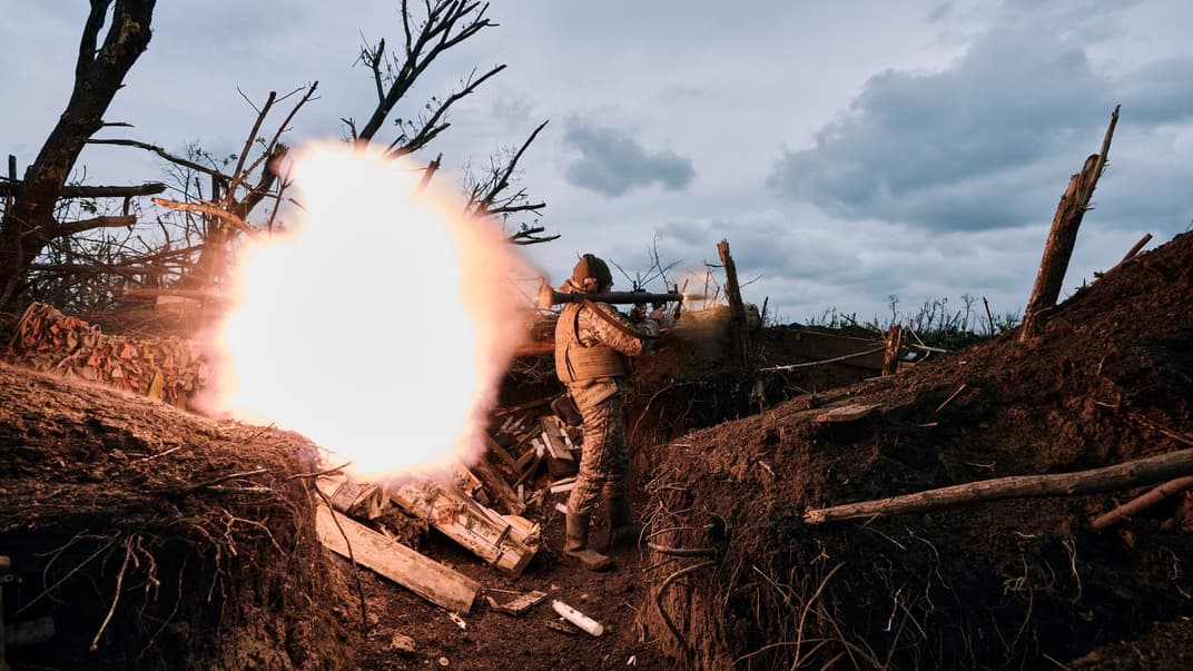  Украинский военный стреляет из РПГ по российским позициям на передовой вблизи Авдеевки Донецкой области, 28 апреля 2023 года