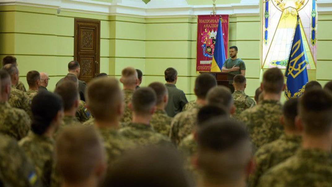Иллюстративная фотография. Президент Владимир Зеленский с курсантами Национальной академии сухопутных войск имени гетмана Петра Сагайдачного Иллюстративная фотография. Президент Владимир Зеленский с курсантами Национальной академии сухопутных войск имени гетмана Петра Сагайдачного