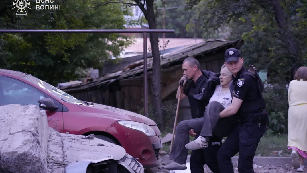 Поліціянти надають допомогу постраждалим у Луцьку, 6 червня 2025 року