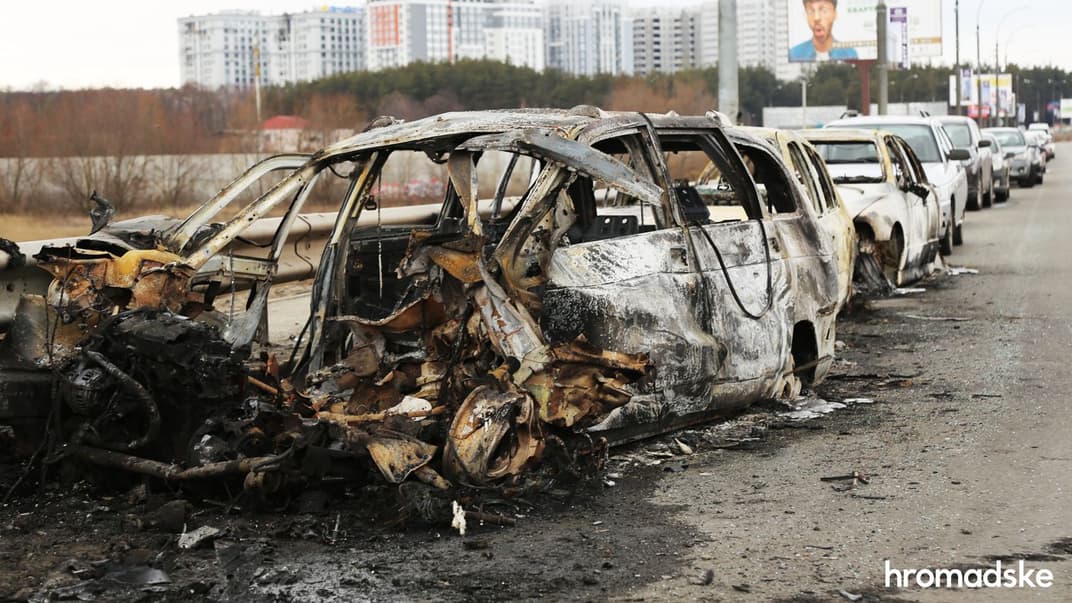 Сожженная машина на Ирпеньской трассе, 9 марта 2022 года
