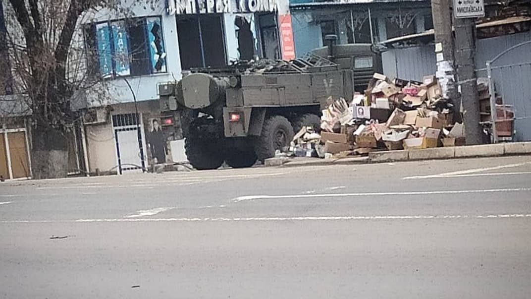 Окупанти почали облаштовувати склад боєприпасів біля школи, Маріуполь