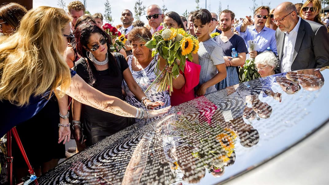 Родные погибших в катастрофе рейса MH17 у мемориала памяти жертв трагедии, Нидерланды, 17 июля 2017 года