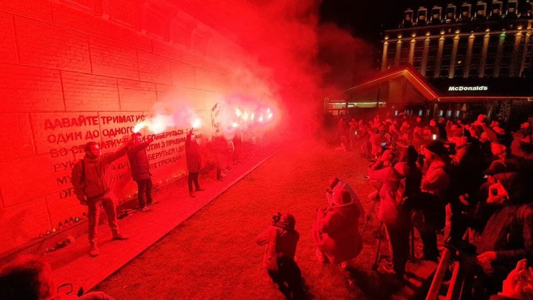 Возле мурала Екатерины Гандзюк в Киеве проходит акция к третьей годовщине ее смерти, 4 ноября 2021 года