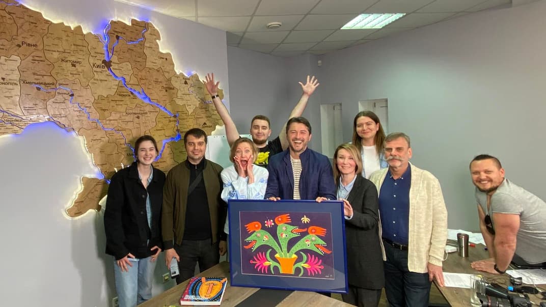 Работу Марии Примаченко 1990 года «Цветы выросли у четвертого блока» из серии произведений, посвященной Чернобыльской трагедии, продали на благотворительном аукционе за полмиллиона долларов. Деньги направят на нужды ВСУ