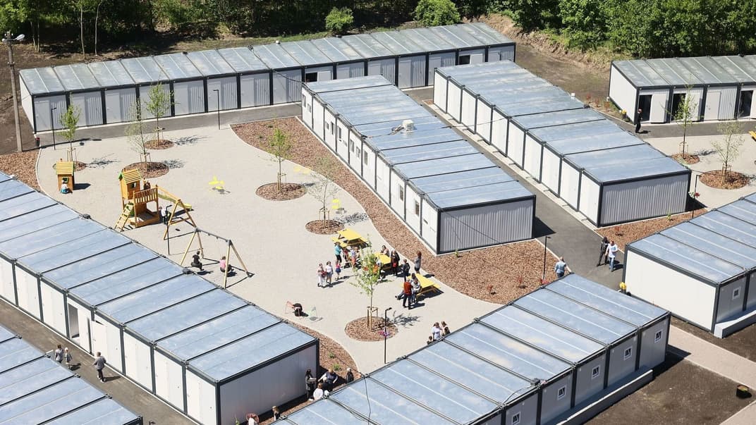 Модульный городок «Марияполис» во Львове, где проживают люди из Мариуполя, Луганска, Краматорска, Херсона и других зон активных боевых действий, май 2022 года