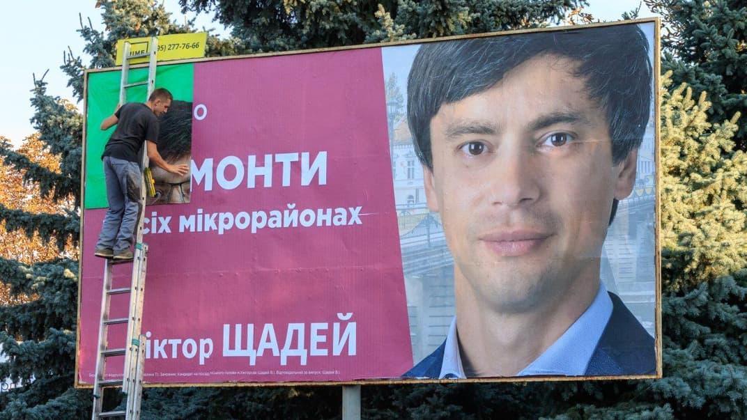 Предвыборная агитация на одной из улиц в Ужгороде, 10 октября 2020 года