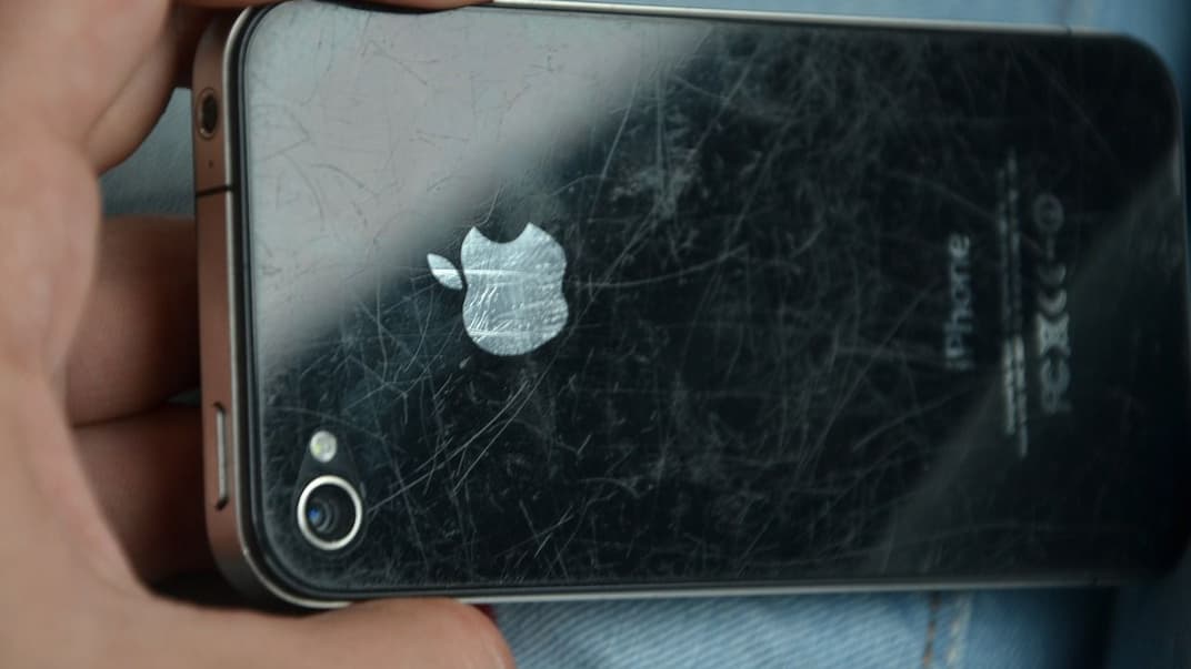 Apple запатентувала новий смартфон. Його екран згинається і здатний «лікувати» подряпини й потертості