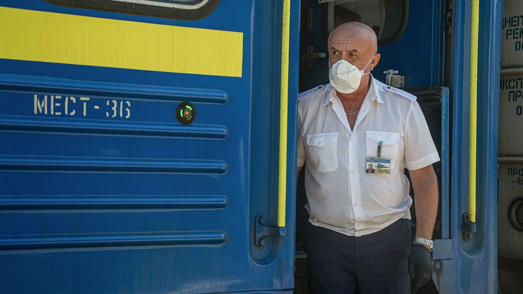 Зупинка потягу Київ—Лисичанськ на станції Лисичанськ, далі він прямує до кінцевої станції — Попасна, Луганська область, 11 липня 2020 року