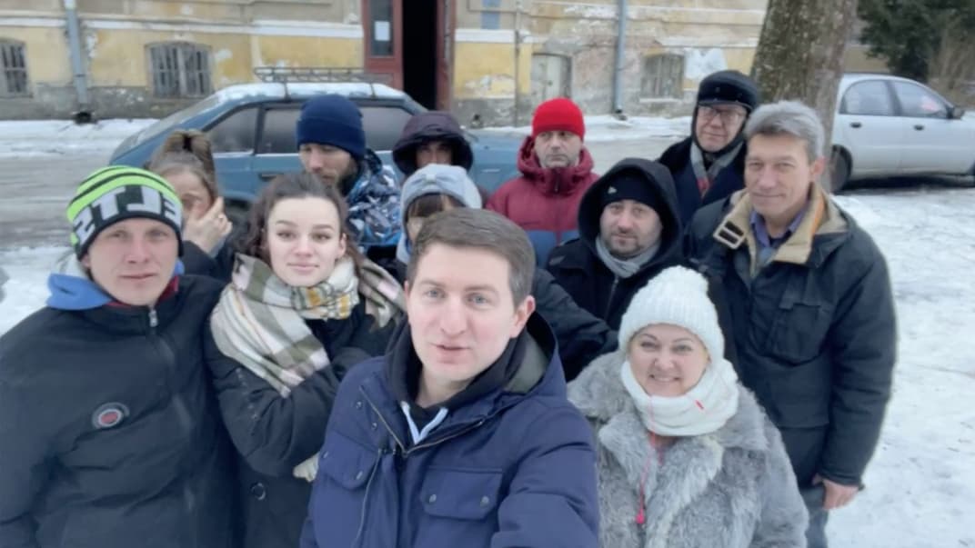 Один із лідерів противників вакцинації Остап Стахів (попереду) навпроти будівлі психіатричної лікарні, Львів, 29 грудня 2021 року