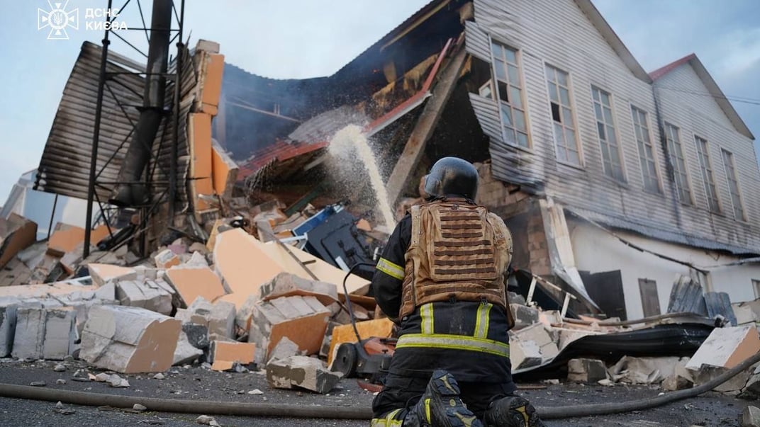 Чрезвычайники ликвидируют пожар в Киеве после российской атаки, 2 сентября 2024 года