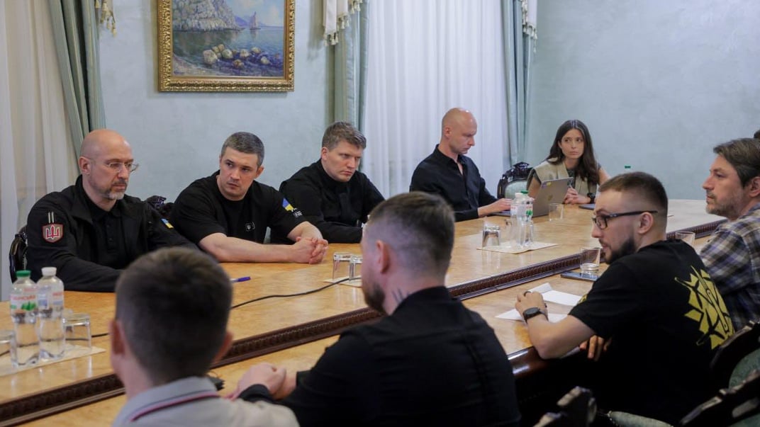 Представители Минобороны на встрече с волонтерами, занимающимися поставкой дронов военным