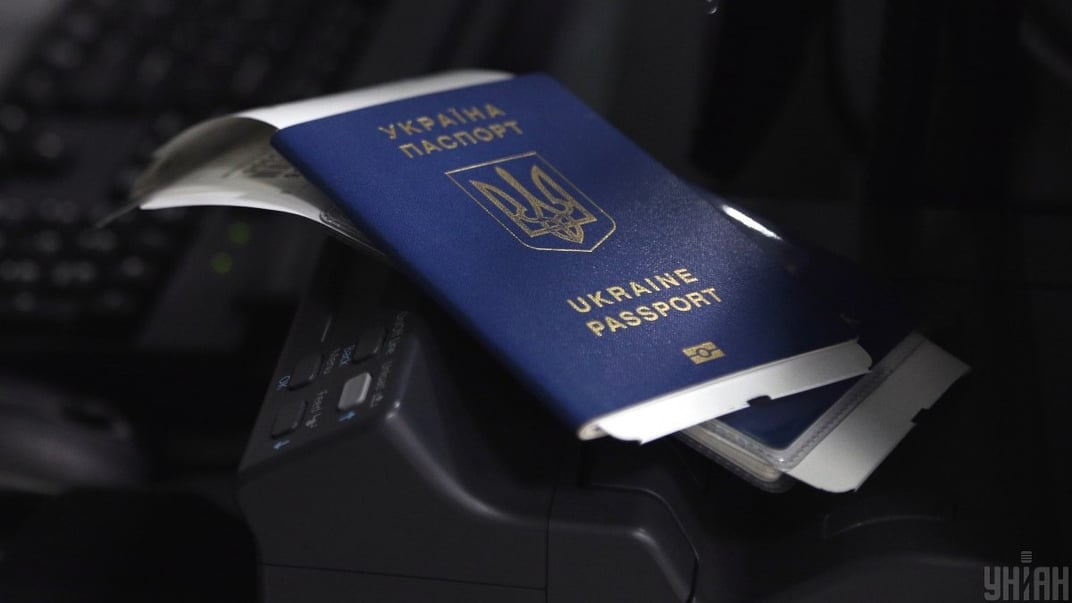 Иллюстративная фотография. Загранпаспорт гражданина Украины