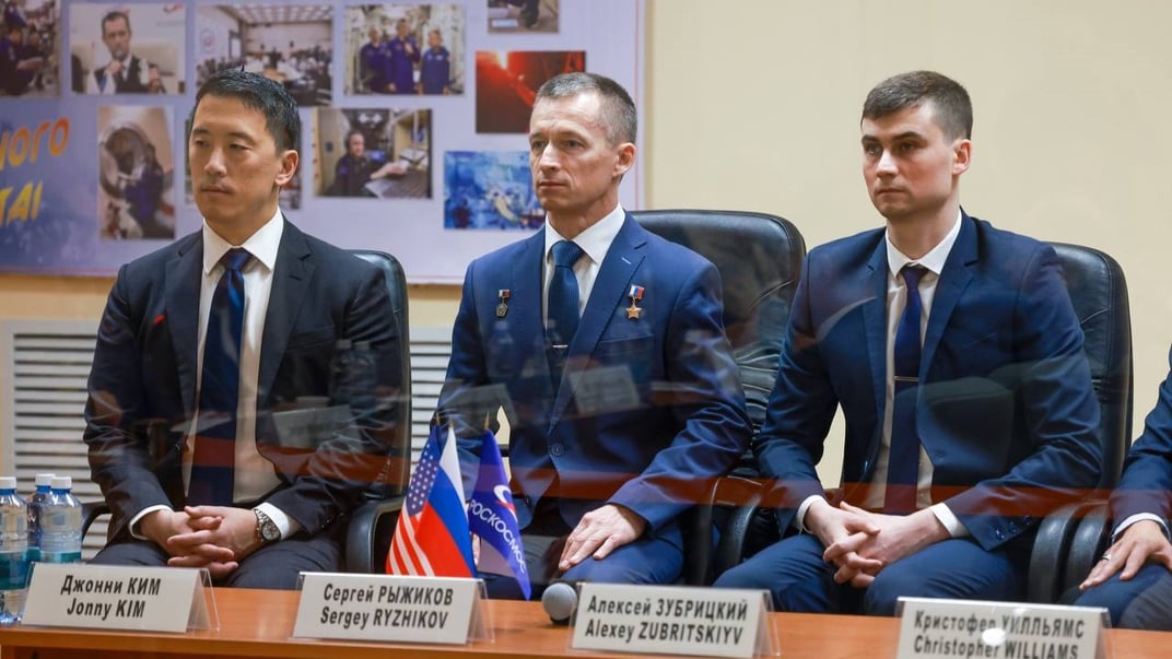 Зрадник України Олексій Зубрицький (третій справа) разом з двома іншими членами екіпажу «Союз МС-27» Джонні Кімом та Сергієм Рижиковим