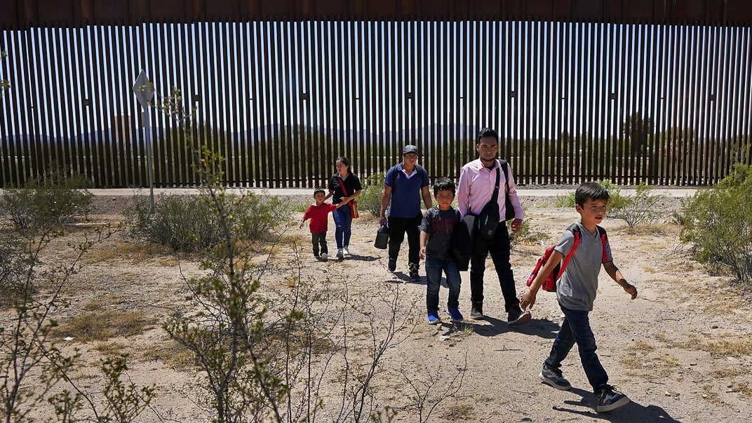 Ілюстративне фото. Сім’я з п’яти людей, які стверджують, що вони з Гватемали, і чоловік, який заявив, що він з Перу, йдуть пустелею після незаконного перетину кордону між США та Мексикою, 29 серпня 2023 року