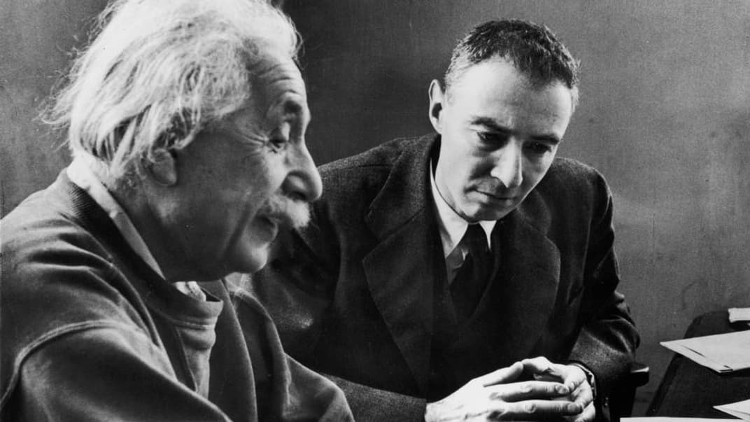 Роберт Оппенгеймер (справа) з Альбертом Ейнштейном в Інституті перспективних досліджень, 1947 рік