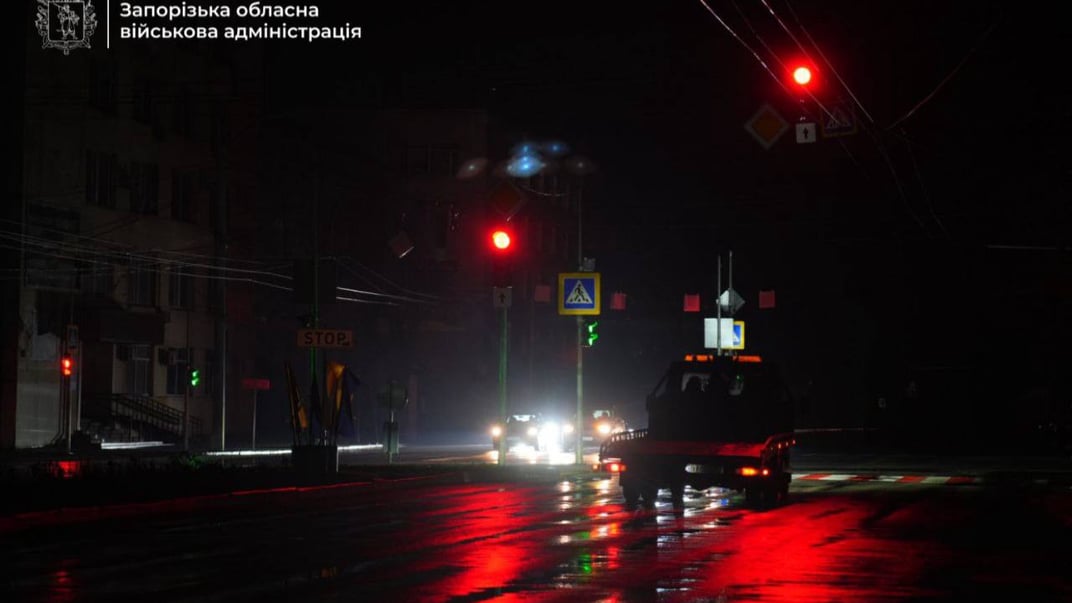 Автомобіль їде темною вулицею під час знеструмлення в Запоріжжі, 7 січня 2026 року