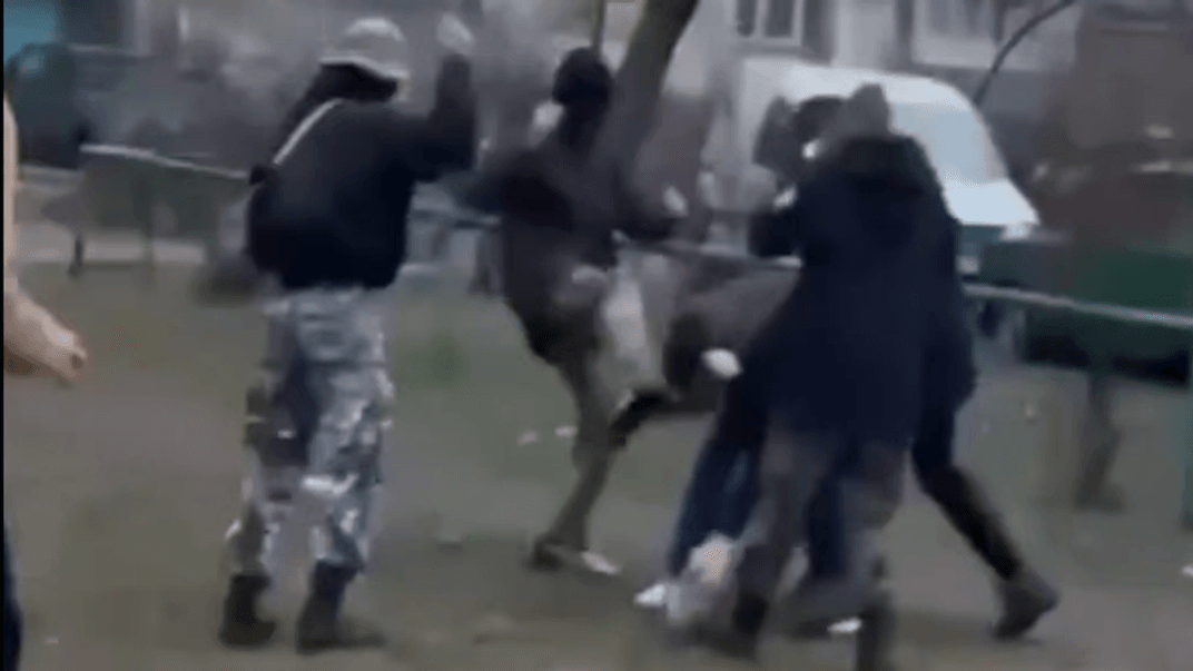 Група підлітків б'є хлопця