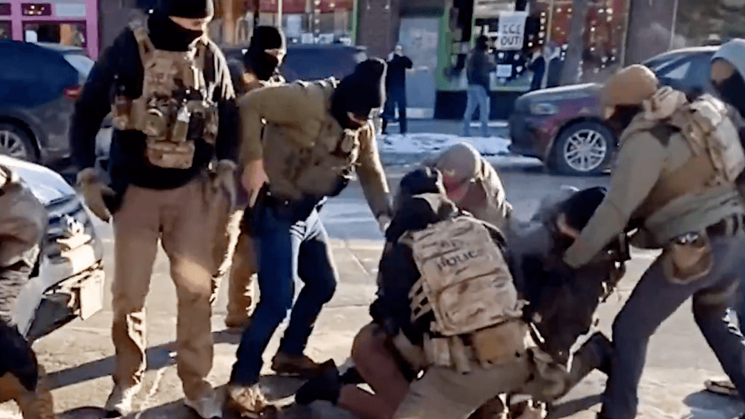 Агенти ICE намагаються затримати Алекса Претті за кілька митей до того, як смертельно поранити його