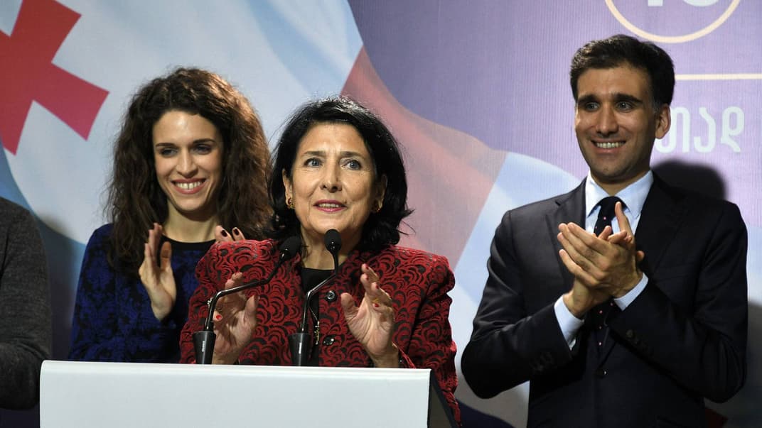 Грузія вибрала п'ятого президента. Очільницею країни стала провладна кандидатка Саломе Зурабішвілі (на фото — Зурабішвілі із своїми дітьми в штабі після оголошення екзитполів другого туру президентських виборів, Тбілісі, Грузія, 28 листопада 2018)