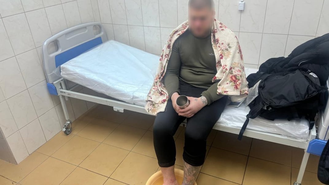 Чоловік, знайдений у лісі на Рівненщині, отримує допомогу після обмороження