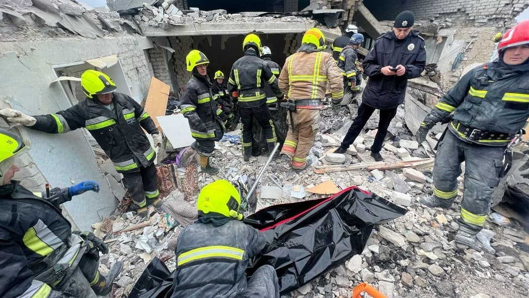 Спасатели работают на месте российского удара по 9-этажке в Днепре, 23 февраля 2024 года