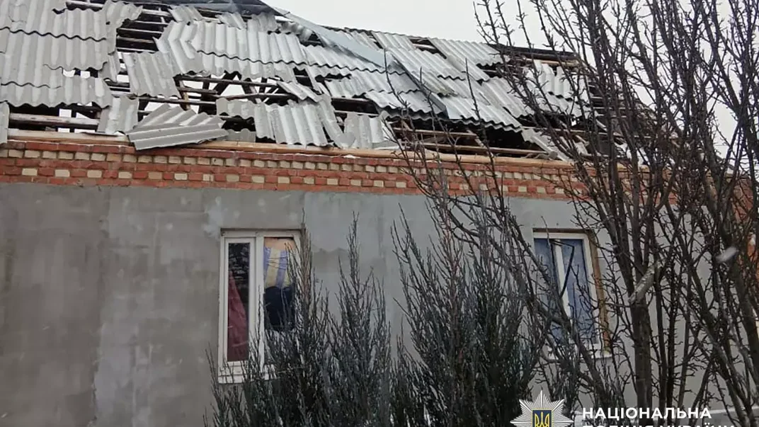 Понівечена внаслідок російського обстрілу будівля у Слов’янську Донецької області, 24 січня 2026 року