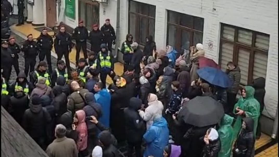 Трансляція УПЦ МП поблизу корпусу Києво-Печерської лаври №39, 20 квітня 2023 року