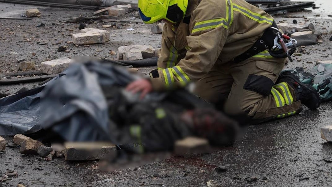 В результате удара по Киеву пострадали спасатели