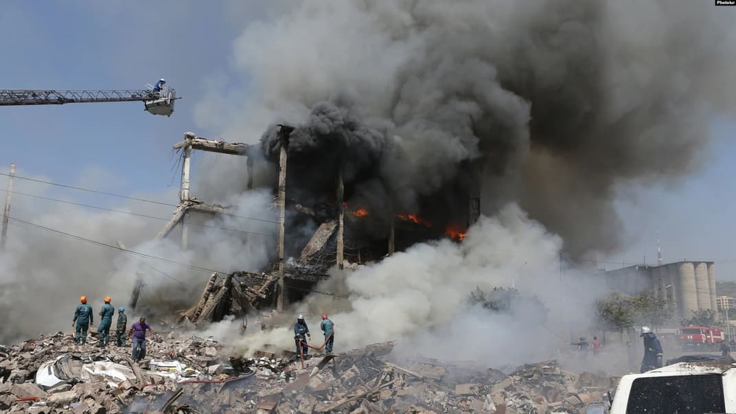 Спасатели ведут работы на месте взрыва на ереванском рынке, 14 августа 2022 года
